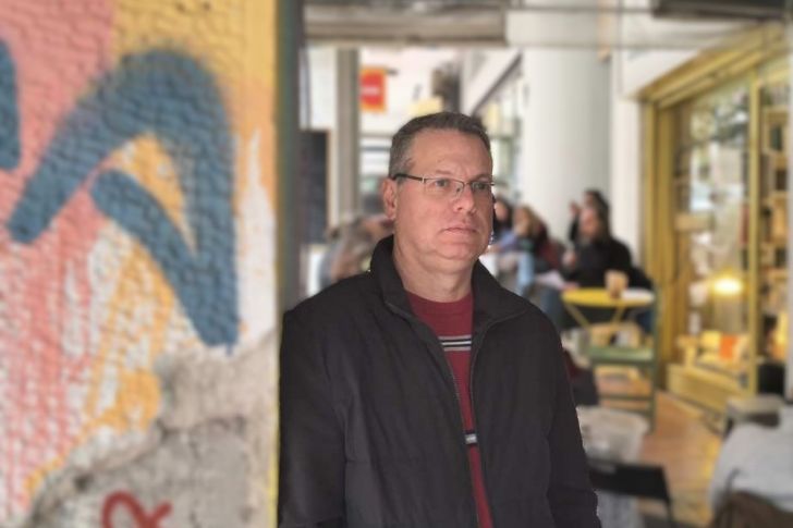 5 λεπτά με τον Γιάννη Ξέστερνο: «Η ποίηση υπερβαίνει σύνορα και εποχές»