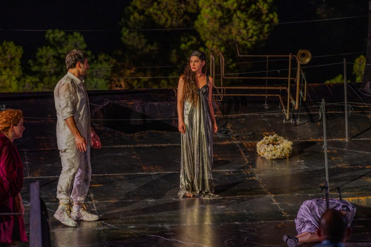«Άλκηστις» του Ευριπίδη, σε σκηνοθεσία Δημήτρη Καραντζά (κριτική) – Η ζωή επιμένει εκεί όπου κυριαρχεί ο θάνατος
