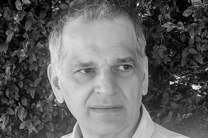Ηλίας Σωτήρχος: «Ήταν πρόκληση να μπει ένας μεγαλύτερος άνδρας στη θέση μιας νέας κοπέλας και να αφηγηθεί την ιστορία πειστικά»