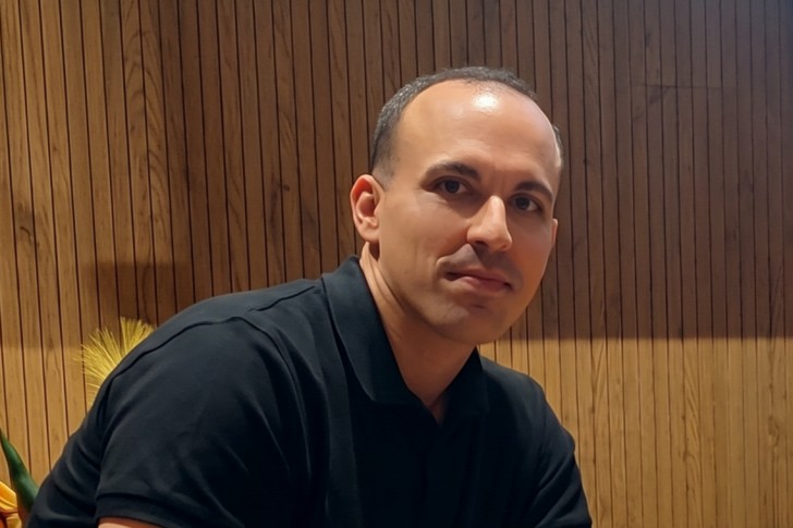 Χάρης Καραθύμιος: «Το αστυνομικό μυθιστόρημα είναι ένα είδος που αφουγκράζεται την κοινωνία»