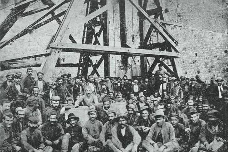 «Οι ξεριζωμένοι» του Βάσου Δασκαλάκη (κριτική) – Ένα παιδί στο σκοτάδι των μεταλλείων