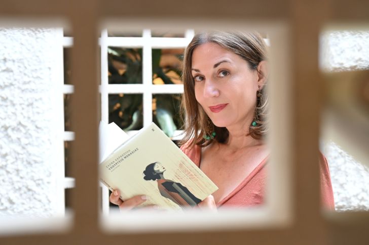 Έλενα Καρακούλη: «Γράφω ή σκηνοθετώ για να καταλάβω κάτι που μου διαφεύγει»
